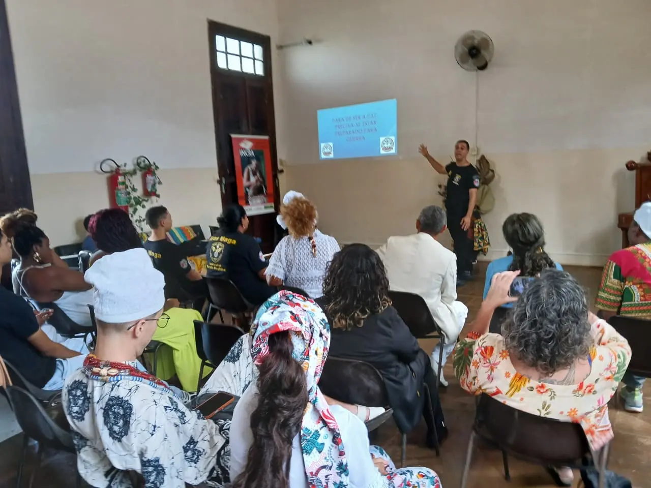 Treinamento de defesa pessoal em aula pratica de Krav Maga