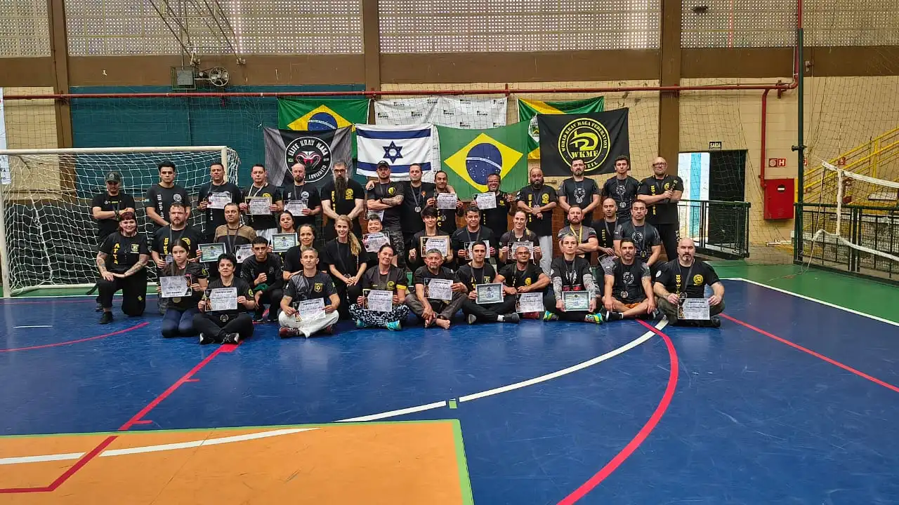 Coach Erick Reghine orientando treino aplicado de Krav Maga